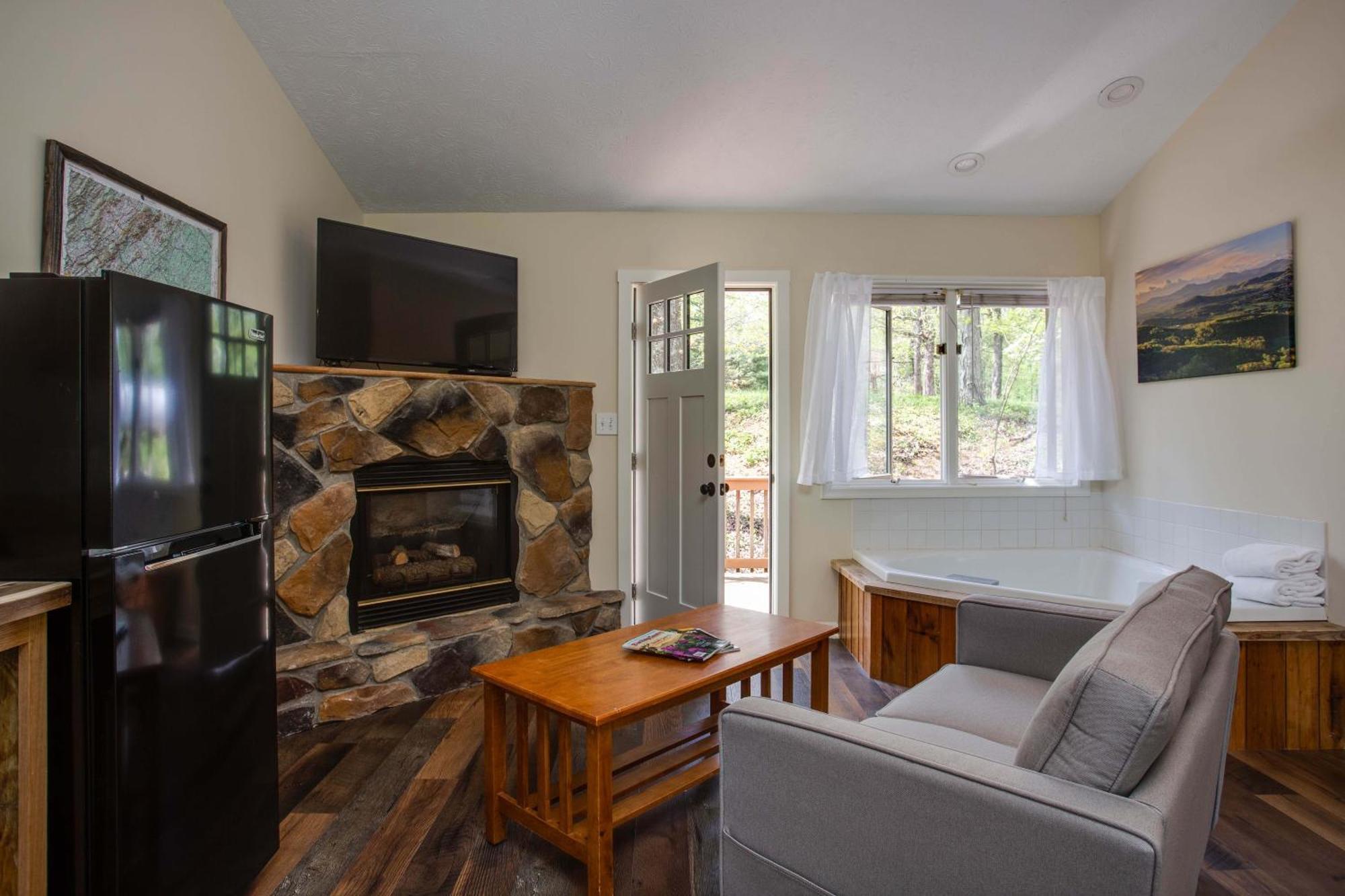 Love Ridge Mountain Lodging Lyndhurst Exteriör bild